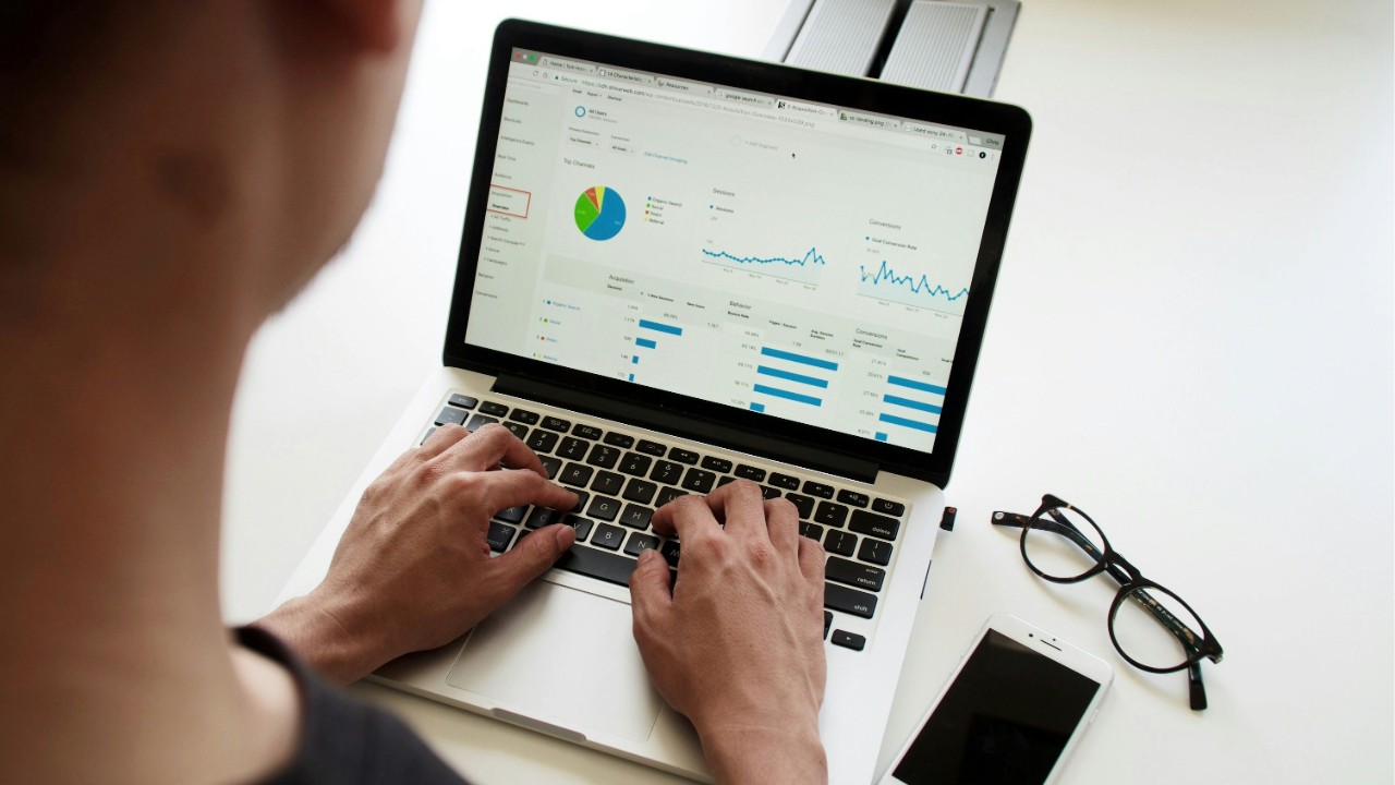 Media Buying : Pourquoi vos campagnes publicitaires ne sont pas rentables (et comment nous inversons la courbe)