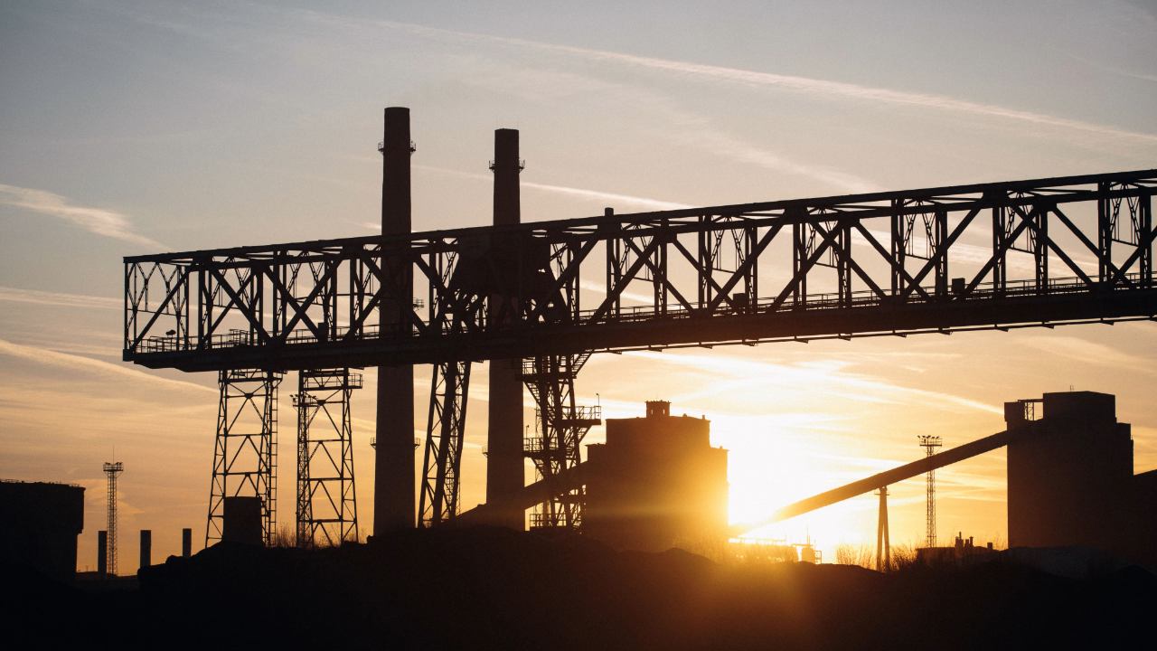 Les industries et fabricants en PACA : Pourquoi votre cycle de vente B2B bloque sur le web